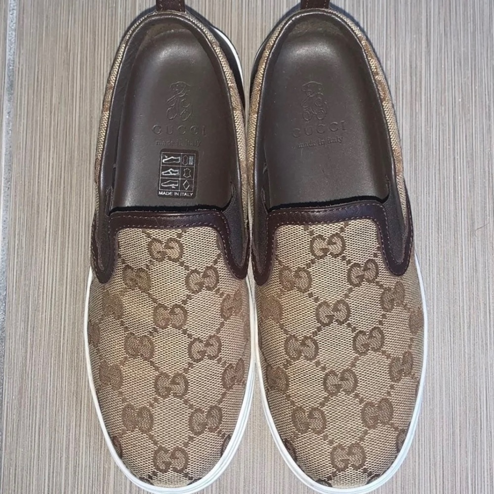GUCCI KIDS SLIP ON TENNIS SHOES EU SIZE 33   Excellent condition.  Like new